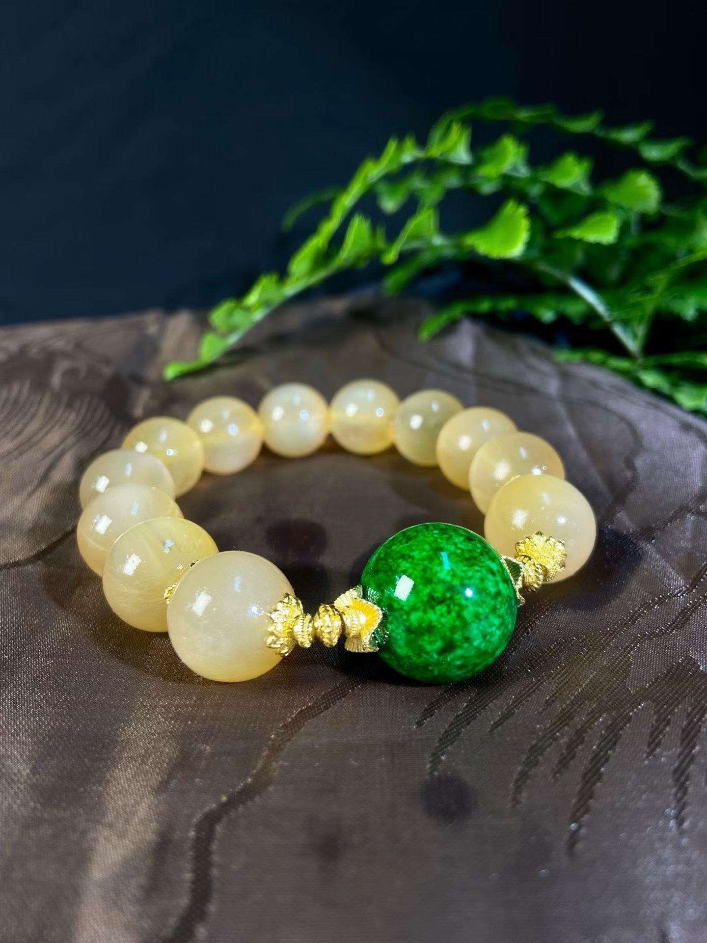 Pale yellow translucent chalcedony bracelet with a single deep green centre bead
