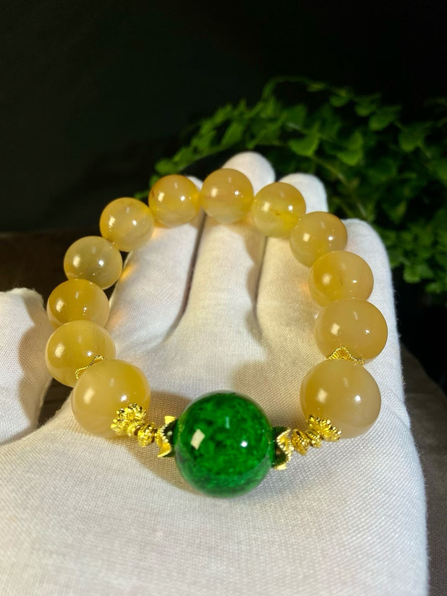 Pale yellow translucent chalcedony bracelet with a single deep green centre bead
